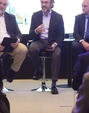 Personas hablando durante el congreso