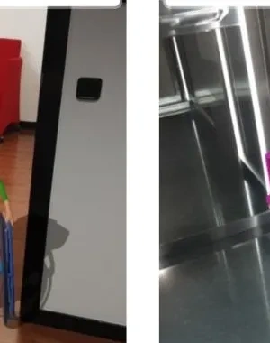 Montaje con dos capturas de pantalla de la aplicación Incluyes. La imagen de la izquierda muestra una simulación tridimensional de una persona utilizando una silla de ruedas al acercarse a una puerta dentro de una estancia con suelo de madera y un sillón rojo al fondo. La imagen de la derecha muestra el interior de un ascensor, con indicadores visuales y barras de apoyo resaltadas para evaluar su accesibilidad.