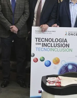 Los represantes de la Fundación PONCE durante la presentación del robot en el hospital