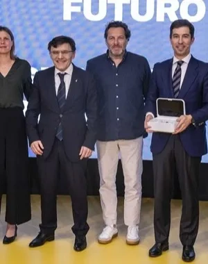 Los representantes de las entidades reunidos en la sede de Por Talento Digital