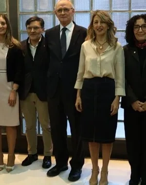 Todos los responsables directos de las entidades posando en una foto de familia junto a Yolanda Díaz
