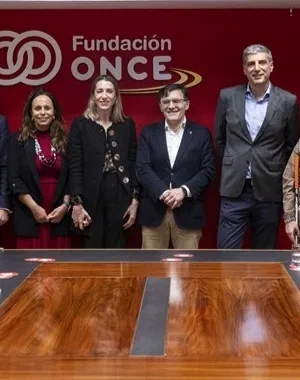 Foto de familia de los directivos de ambas entidades, en la mesa de reuniones de la Fundación ONCE