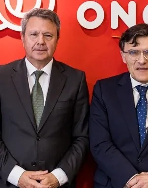 Los 4 representantes de la Fundacion ONCE posando delante del logo de la entidad 