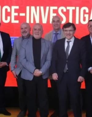 Los becados durante el acto de recepción de las becas junto a los representantes de las entidades organizadoras