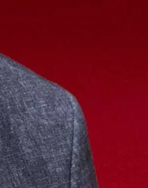Amadou y Donoso estechándose la mano delante del logo de Fundación ONCE