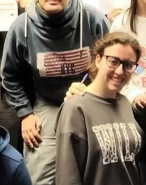 Los 15 alumnos posando con su título