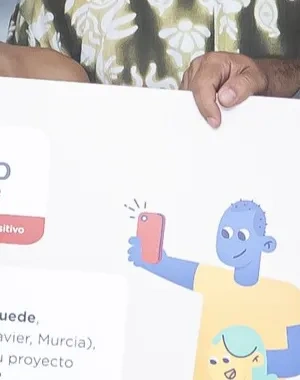Representantes recibiendo el cheque honorífico y posando la imagen