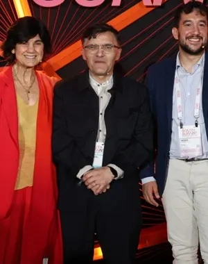 Los 4 participantes en la inauguración, subidos al escenario principal con el cartel del evento en la pantalla digital del fondo de la imagen