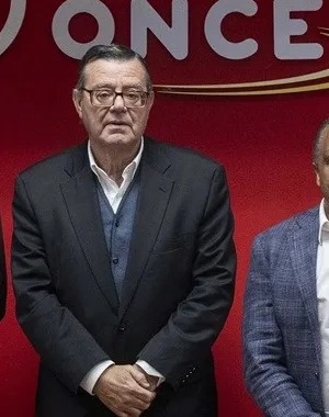 Los representantes de las entidades que han firmado el acuerdo de colaboración delante del logo de la Fundación ONCE