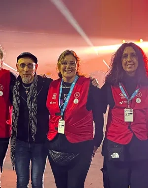 Imagen de los voluntarios durante el concierto con un cantante en la prueba piloto