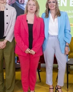 Los representantes de las instituciones en el HUB de Por Talento Digital de Fundación ONCE con la proyección de la portada en el fondo de la pantalla digital