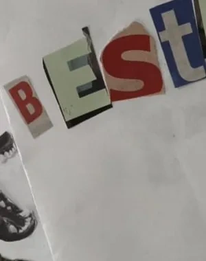 Alt text:  Mesa de trabajo con materiales para un taller de collage. En el centro, varias hojas blancas muestran composiciones realizadas con recortes de revistas; una de ellas forma la palabra “BESTIARIO” con letras de distintos colores y tamaños. Alrededor se ven imágenes recortadas de obras de arte, esculturas, animales y figuras humanas, junto con lápices de colores, pegamento en barra y unas tijeras rosas. La escena documenta un proceso creativo de creación artística mediante collage.