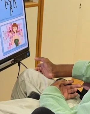 Niño con parálisis cerebral usando una tablet