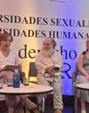 Ponentes del evento en medio del debate interactuando sentadas entre ellas