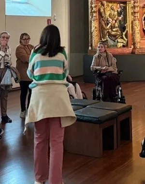 Personas con discapacidad visitando el museo