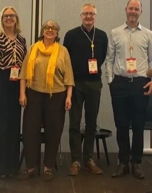 Los ponentes de la presentación de la guía posando en el escenario