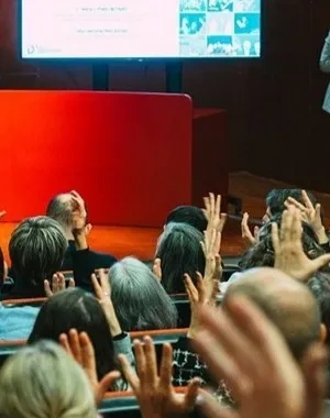Personas aplaudiendo con un aplauso silencioso en un auditorio