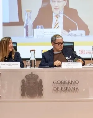 En el escenario están sentado los 4 ponentes principales de la presentación de la app, con Alberto Durán como protagonista