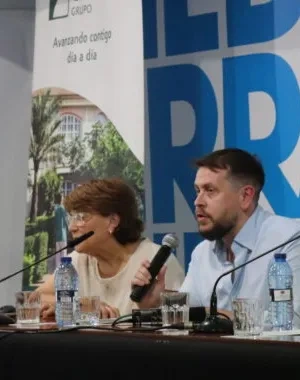 Sentados en una mesa los ponentes de la jornada