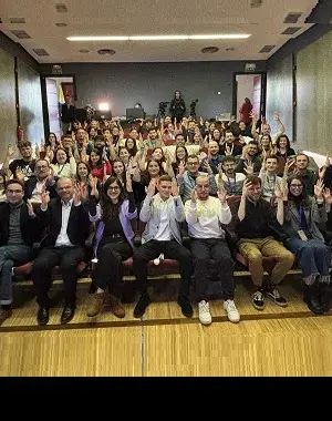 Todas las personas asistentes al V Congreso de la Juventud Sorda de la CNSE en Madrid (Fuente: ILUNION)