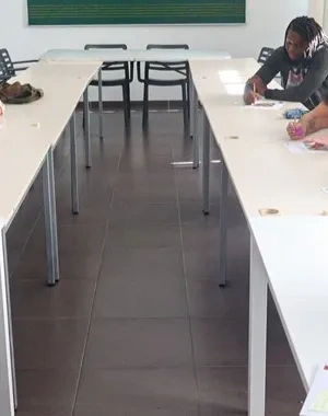 Personas realizando el taller junto a monitores voluntarios