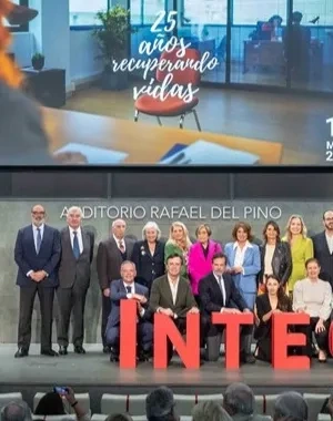 Foto de familia de todos los representantes y autoridades relevantes que impulsaron el acto oficial en el escenario