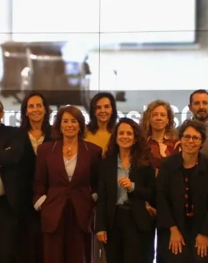 Personas posando en una foto
