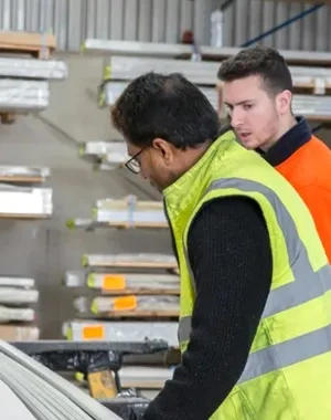Personal trabajando en un almacén de construcción