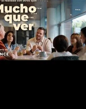Portada de la serie 'Mucho que ver' con los 5 personajes interactuando en una mesa y los logos de ONCE y Prime Video abajo