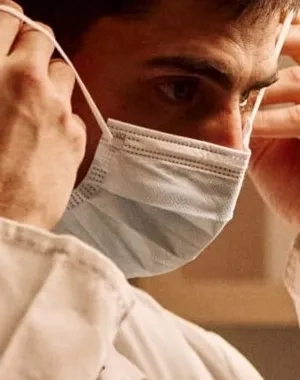 Guillermo Arce poniéndose la mascarilla antes de atender a un paciente