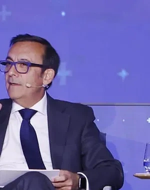 Panel de expertos durante el I Summit ‘Expertos en Salud’ de la Fundación Cofares, dedicado a la salud mental y el acompañamiento emocional desde la farmacia, celebrado en Madrid ante un auditorio repleto de asistentes.
