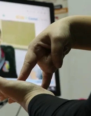 persona durante una videoconferencia por lengua de signos