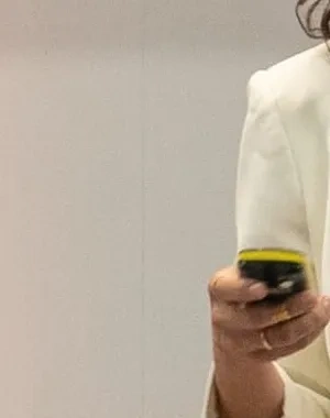 Persona interviene durante la presentación del informe Desoledad de Fundación Verisure ante una audiencia sentada. Al fondo se observa el logotipo de la fundación y el nombre del proyecto en un escenario con varias butacas.