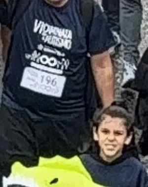 Personas caminando con la camiseta conmemorativa de la carrera