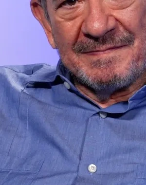 Enrique Barón Crespo, expresidente del Parlamento Europeo, sentado en un sillón durante una entrevista de la serie audiovisual «El Sillón de la Europa Social» impulsada por el CERMI.