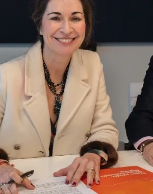 Los dos representantes firmando el acuerdo