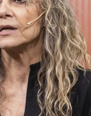 Amparo Merino hablando en Servimedia