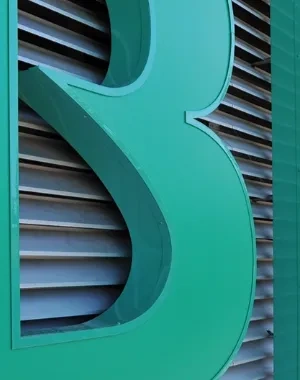 letras de la empresa en la entrada a sus oficinas centrales