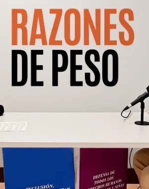 El presidente del CERMI y la reportera del programa mientras hacen el podcast