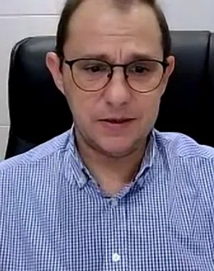 Un hombre durante una ponencia virtual sentado en su silla