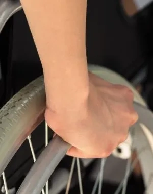 Una persona en silla de ruedas