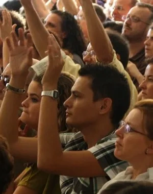 Personas de la CNSE durante un acto, aplaudiendo en lengua de signos