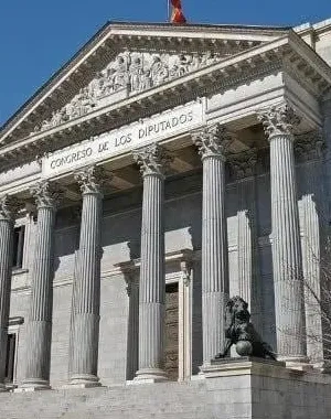 Fachada exterior principal del Congreso de los Diputados, en la entrada de los dos leones.