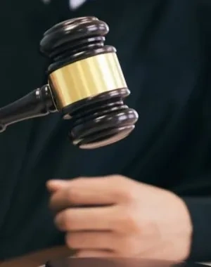 Un juez dando un martillazo, como símbolo de resolución