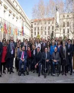 Foto de familia de los diputados presentados y los representantes de entidades para personas con discapacidad (Fuente: CERMI)