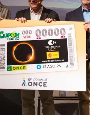 Los representantes sujetando el cupón gigante por el día conmemorativo