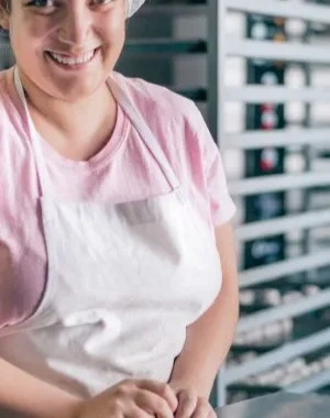 Una mujer realizando una práctica de reposteria