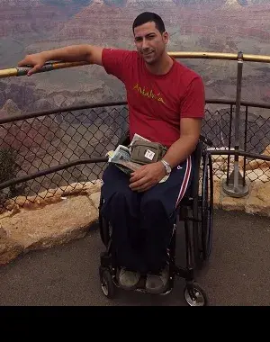 El ingeniero informático granadino, José Antonio Martín García, con parálisis cerebral y usuario de silla de ruedas, en uno de sus viajes (Fuente: La Ciudad Accesible)