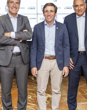 El alcalde de Madrid posando con la plana mayor de la empresa del Grupo ILUNION