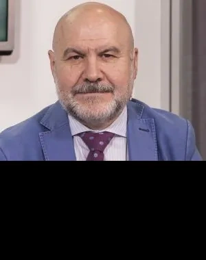 Luis Cayo Pérez Bueno posando para una foto trajeado
